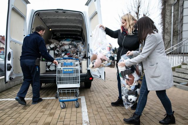 Pracownicy i klienci sklepu zebrali blisko tysiąc zabawek. Przekazano je dzieciom z lubelskiego hospicjum (zdjęcia)