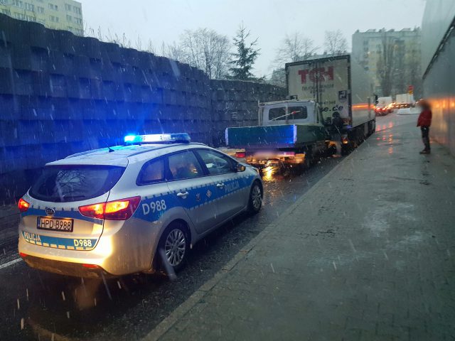 Uwaga ślisko! Kolizja pojazdu dostawczego z ciężarówką w Lublinie (zdjęcia)