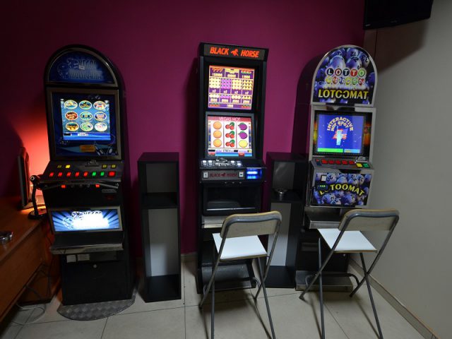Funkcjonariusze KAS zarekwirowali ponad pół tysiąca urządzeń do gier hazardowych (zdjęcia)