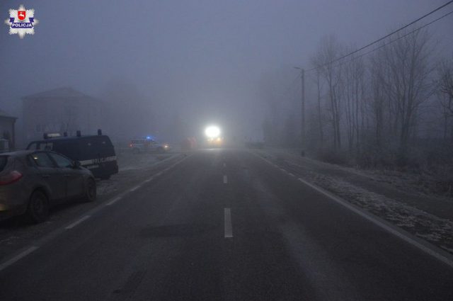 Tragiczny wypadek we mgle. Nie żyje piesza potrącona przez pojazd dostawczy (zdjęcia)