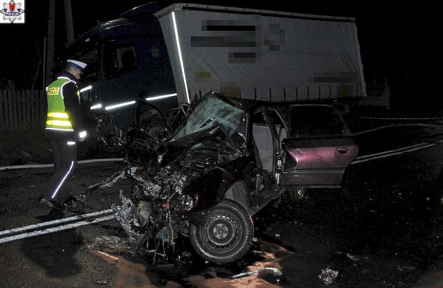Audi roztrzaskało się na ciężarówce. Zginął młody mężczyzna (zdjęcia)