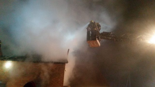Kilkanaście zastępów straży walczyło z pożarem zabudowań (zdjęcia)