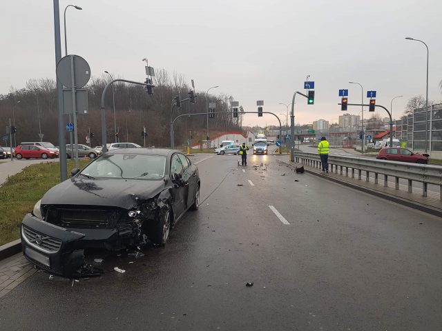 Zderzenie dwóch pojazdów osobowych na skrzyżowaniu w Lublinie. Są duże utrudnienia w ruchu (zdjęcia)