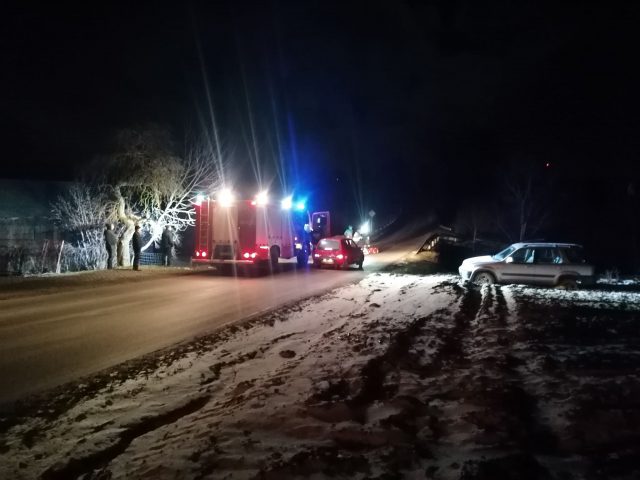 Tragiczny wypadek na lokalnej drodze. Samochód przejechał po leżącym na jezdni mężczyźnie (zdjęcia)