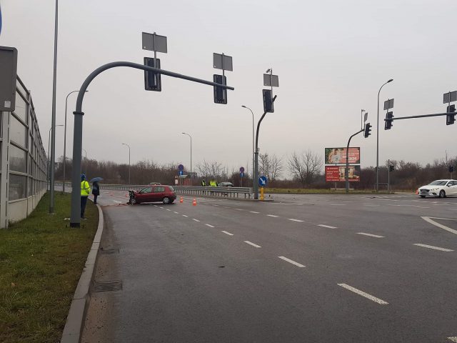 Zderzenie dwóch pojazdów osobowych na skrzyżowaniu w Lublinie. Są duże utrudnienia w ruchu (zdjęcia)