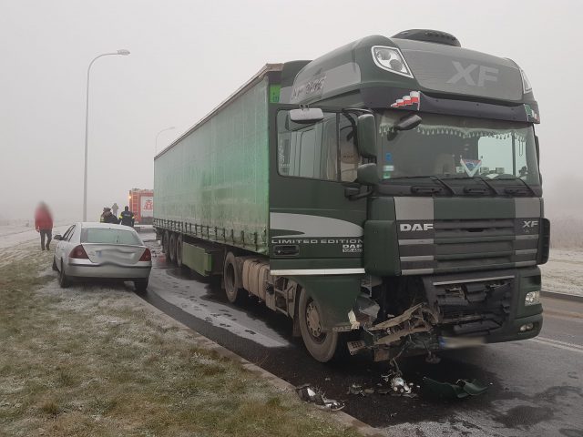 Na drogach lód. Czołowe zderzenie forda z ciężarowym DAF-em (zdjęcia)