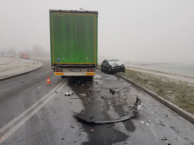 Na drogach lód. Czołowe zderzenie forda z ciężarowym DAF-em (zdjęcia)