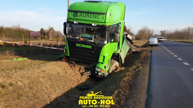 Na trasie Lublin – Kraśnik pojazd ciężarowy wjechał do przydrożnego rowu i przewrócił się (zdjęcia, wideo)