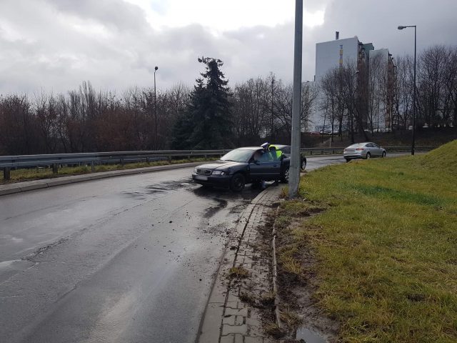 Wpadł w poślizg na łuku drogi, audi uderzyło w słup (zdjęcia)