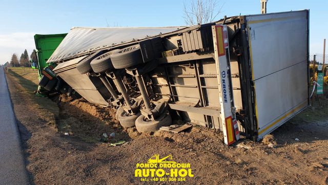 Na trasie Lublin – Kraśnik pojazd ciężarowy wjechał do przydrożnego rowu i przewrócił się (zdjęcia, wideo)