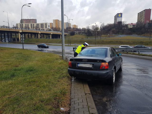 Wpadł w poślizg na łuku drogi, audi uderzyło w słup (zdjęcia)