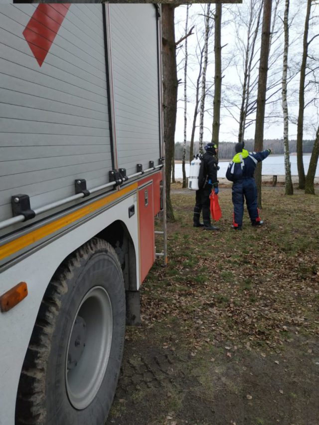 Strażacy ze Specjalistycznej Grupy Ratownictwa Wodno-Nurkowego ćwiczyli nad jeziorem Piaseczno (zdjęcia)