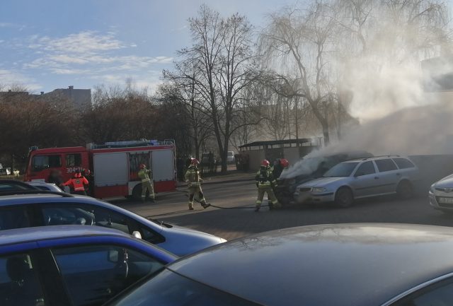 Ratownicy medyczni widząc płonące auto przystąpili do gaszenia (zdjęcia)