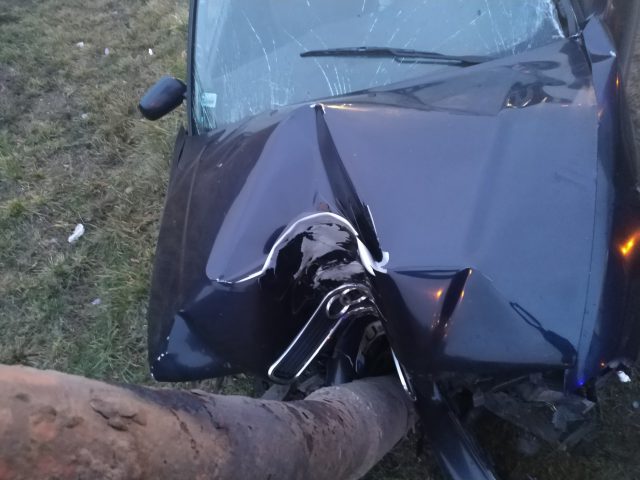 Audi uderzyło w latarnię. Kierowca zasnął w trakcie jazdy (zdjęcia)