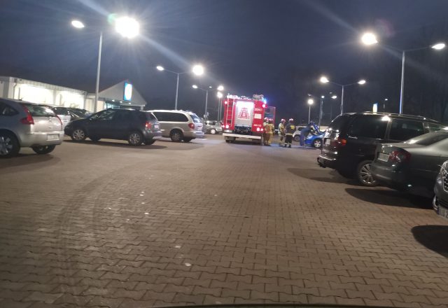 Pożar peugeota na parkingu przed Lidlem. Ogień został w porę ugaszony (zdjęcia)