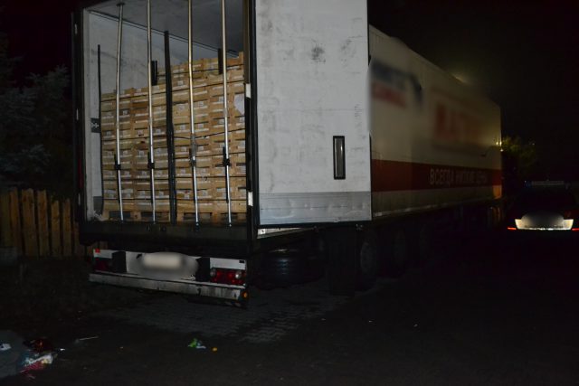 Kierowca ciężarówki usłyszał niepokojące odgłosy z naczepy. Nielegalni migranci podróżowali pomiędzy owocami (zdjęcia)