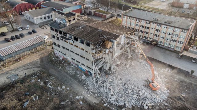 Za kilka dni dawny biurowiec zniknie z powierzchni ziemi. Dla wielu osób było to kultowe miejsce (zdjęcia)