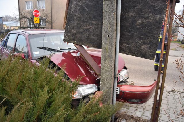 Daewoo uderzyło w słup, kierowca trafił do szpitala (zdjęcia)