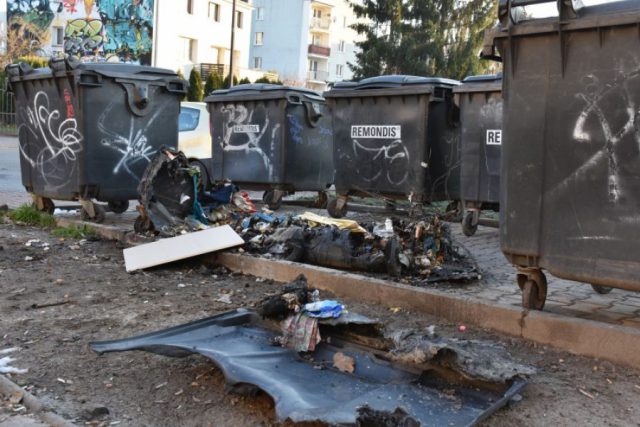 Dwóch mężczyzn odpowie za podpalenia kontenerów na śmieci w Świdniku (zdjęcia)