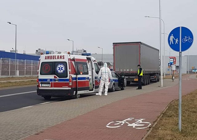Kierowca ciężarówki wrócił z Włoch. Został zabrany do szpitala z podejrzeniem koronawirusa (zdjęcia, wideo)