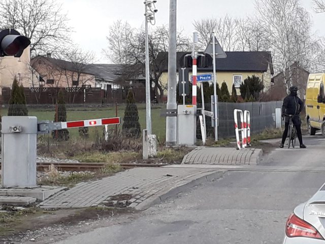 Kolejna awaria urządzeń na tym przejeździe kolejowym. Droga do Zemborzyc zablokowana (zdjęcia)