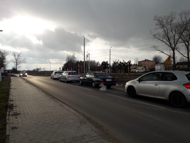 Kolejna awaria urządzeń na tym przejeździe kolejowym. Droga do Zemborzyc zablokowana (zdjęcia)
