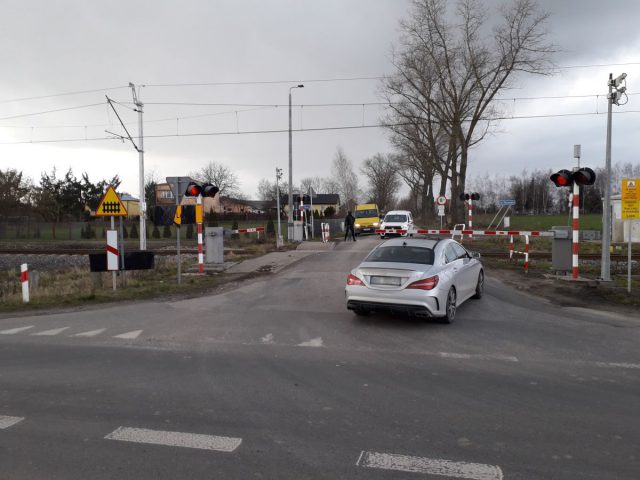 Kolejna awaria urządzeń na tym przejeździe kolejowym. Droga do Zemborzyc zablokowana (zdjęcia)