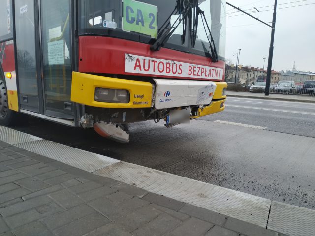 Volkswagen się zatrzymał, autobus nie dał rady. Jedna osoba w szpitalu po zderzeniu dwóch pojazdów (zdjęcia)