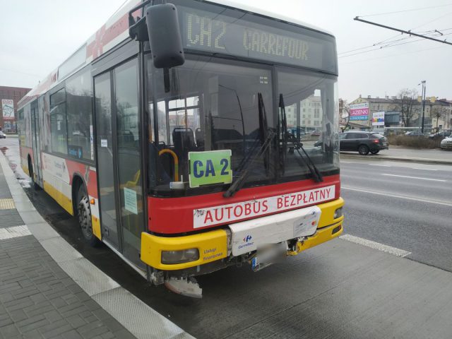 Volkswagen się zatrzymał, autobus nie dał rady. Jedna osoba w szpitalu po zderzeniu dwóch pojazdów (zdjęcia)