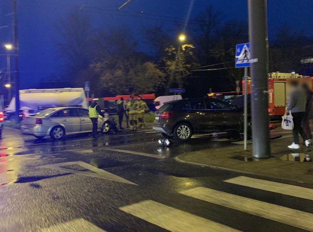 Wypadek na rondzie w Lublinie. Mercedes zderzył się z oplem, są duże utrudnienia w ruchu (zdjęcia)
