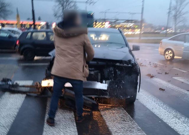 Wypadek na rondzie w Lublinie. Mercedes zderzył się z oplem, są duże utrudnienia w ruchu (zdjęcia)