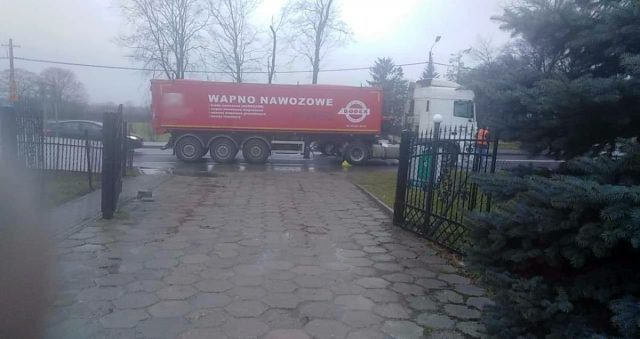 Uszkodzona ciężarówka częściowo blokuje ruch na trasie Lublin – Kraśnik (zdjęcia)