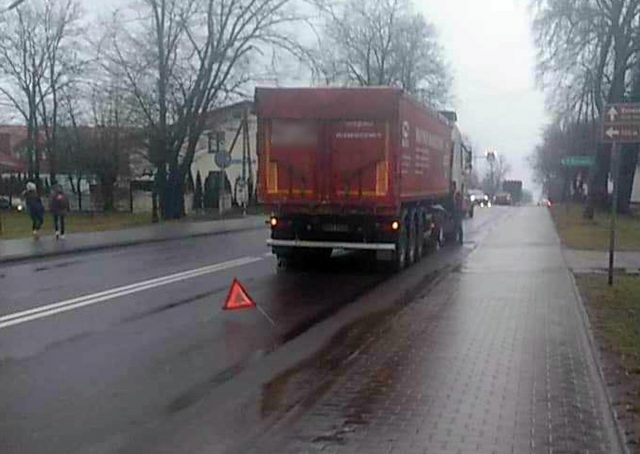 Uszkodzona ciężarówka częściowo blokuje ruch na trasie Lublin – Kraśnik (zdjęcia)