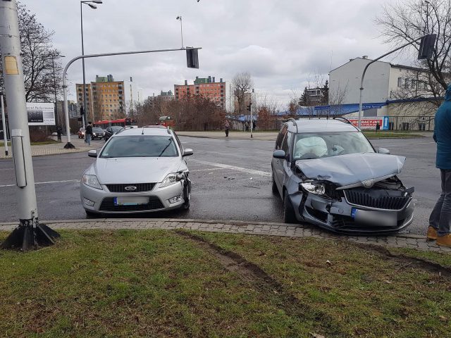 Zignorował wskazania sygnalizacji świetlnej. Zderzył się z fordem (zdjęcia)