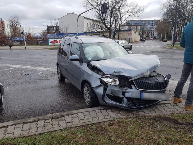 Zignorował wskazania sygnalizacji świetlnej. Zderzył się z fordem (zdjęcia)