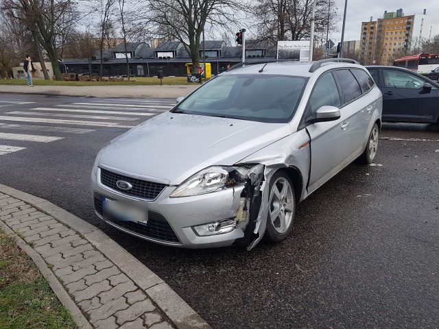 Zignorował wskazania sygnalizacji świetlnej. Zderzył się z fordem (zdjęcia)