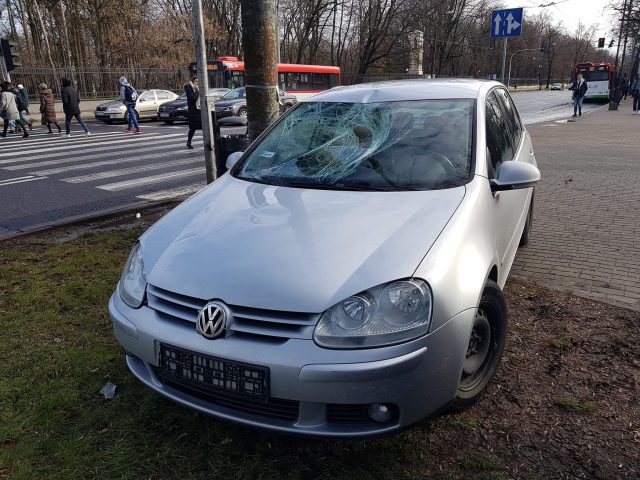 Na czerwonym i z pasa do jazdy w lewo, pojechał prosto. Potrącił rowerzystę (zdjęcia)