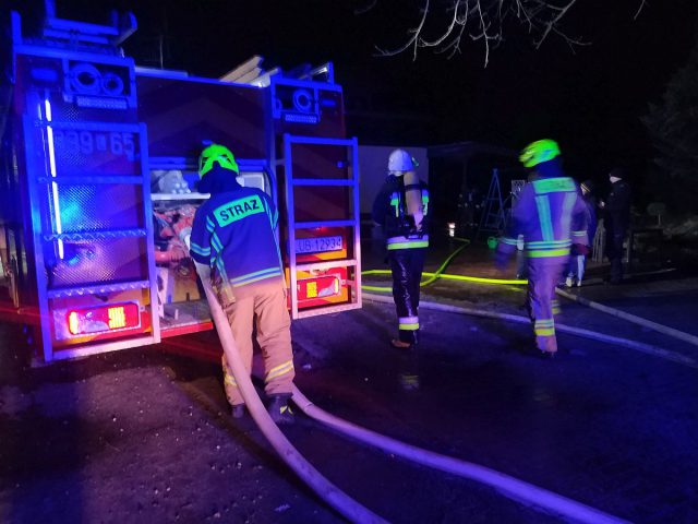 Pożar domu koło Lublina. Strażacy uratowali budynek przez spaleniem (zdjęcia)