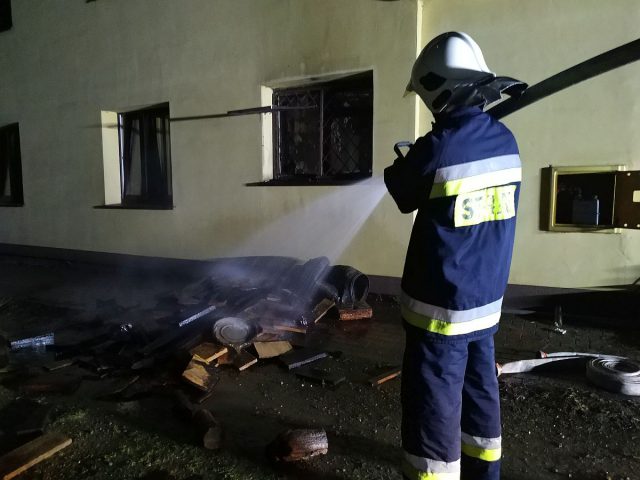 Pożar domu koło Lublina. Strażacy uratowali budynek przez spaleniem (zdjęcia)