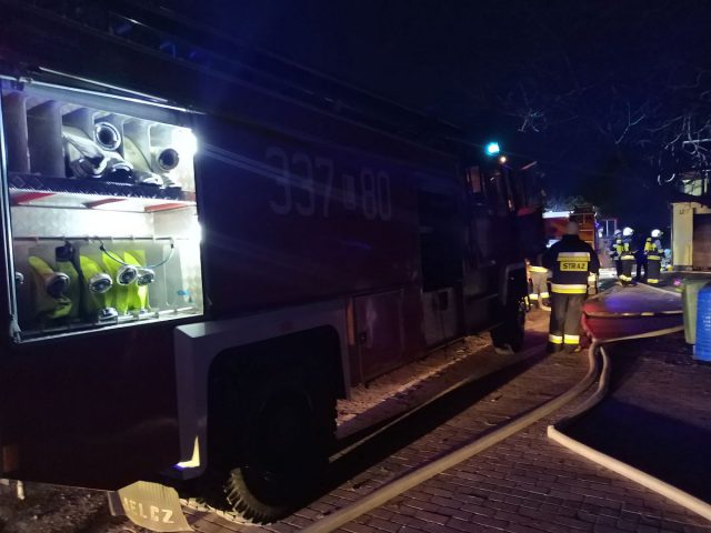 Pożar domu koło Lublina. Strażacy uratowali budynek przez spaleniem (zdjęcia)