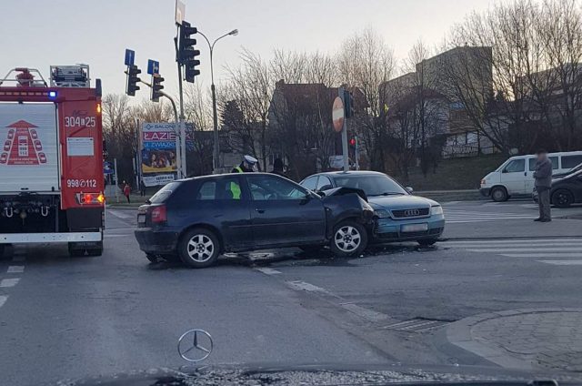 Zderzenie dwóch audi na skrzyżowaniu. Są utrudnienia w ruchu (zdjęcia)