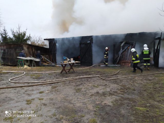 Bracia strażacy jadąc trasą Lublin – Zamość zauważyli płonący budynek. Od razu ruszyli na pomoc (zdjęcia)
