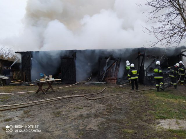 Bracia strażacy jadąc trasą Lublin – Zamość zauważyli płonący budynek. Od razu ruszyli na pomoc (zdjęcia)