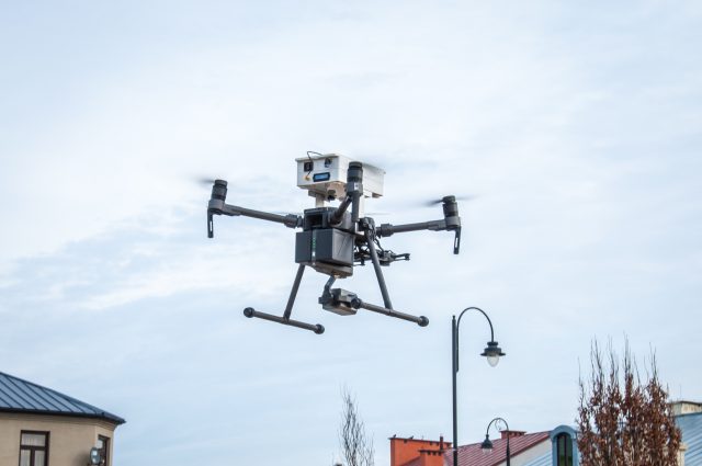 Za pomocą drona sprawdzą, czym mieszkańcy Łęcznej palą w piecach  (zdjęcia)