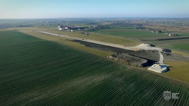 Trwa budowa betonowego pasa startowego na lotnisku w Depułtyczach (zdjęcia)