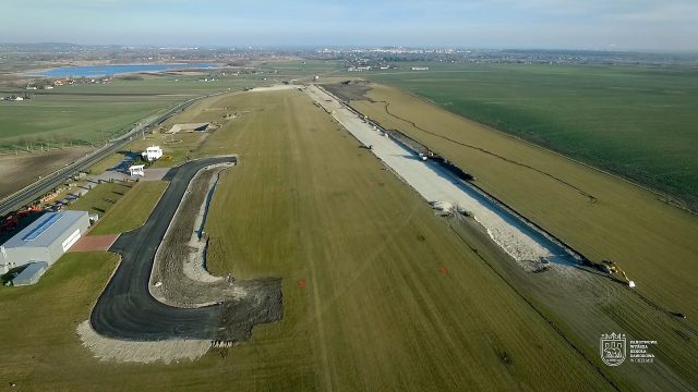 Trwa budowa betonowego pasa startowego na lotnisku w Depułtyczach (zdjęcia)