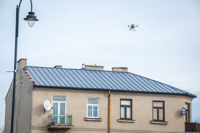 Za pomocą drona sprawdzą, czym mieszkańcy Łęcznej palą w piecach  (zdjęcia)