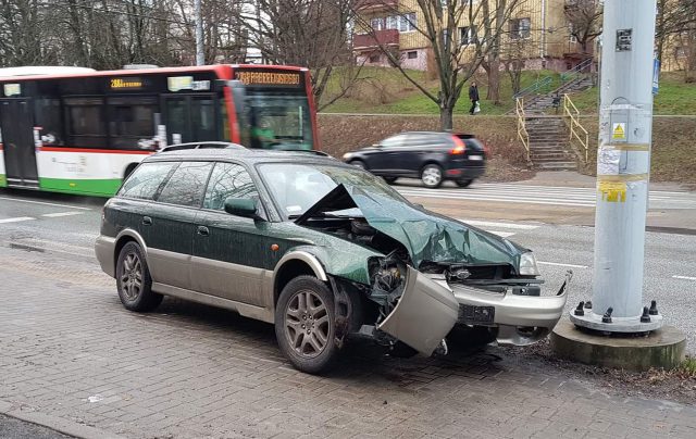 Subaru uderzyło w słup. Kierowcy nic się nie stało (zdjęcia)