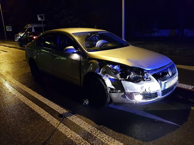 Ze sklepowego parkingu wyjechał wprost przed nadjeżdżającego volkswagena (zdjęcia)