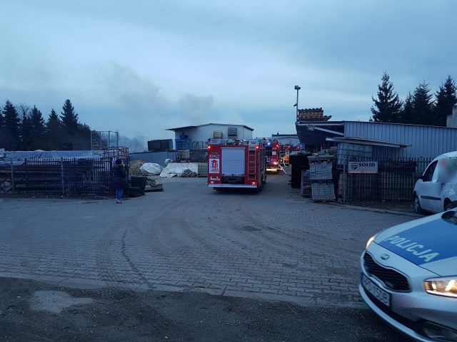 Pożar na terenie jednej z lubelskich firm. Trwa akcja gaśnicza w hali magazynowej (zdjęcia)